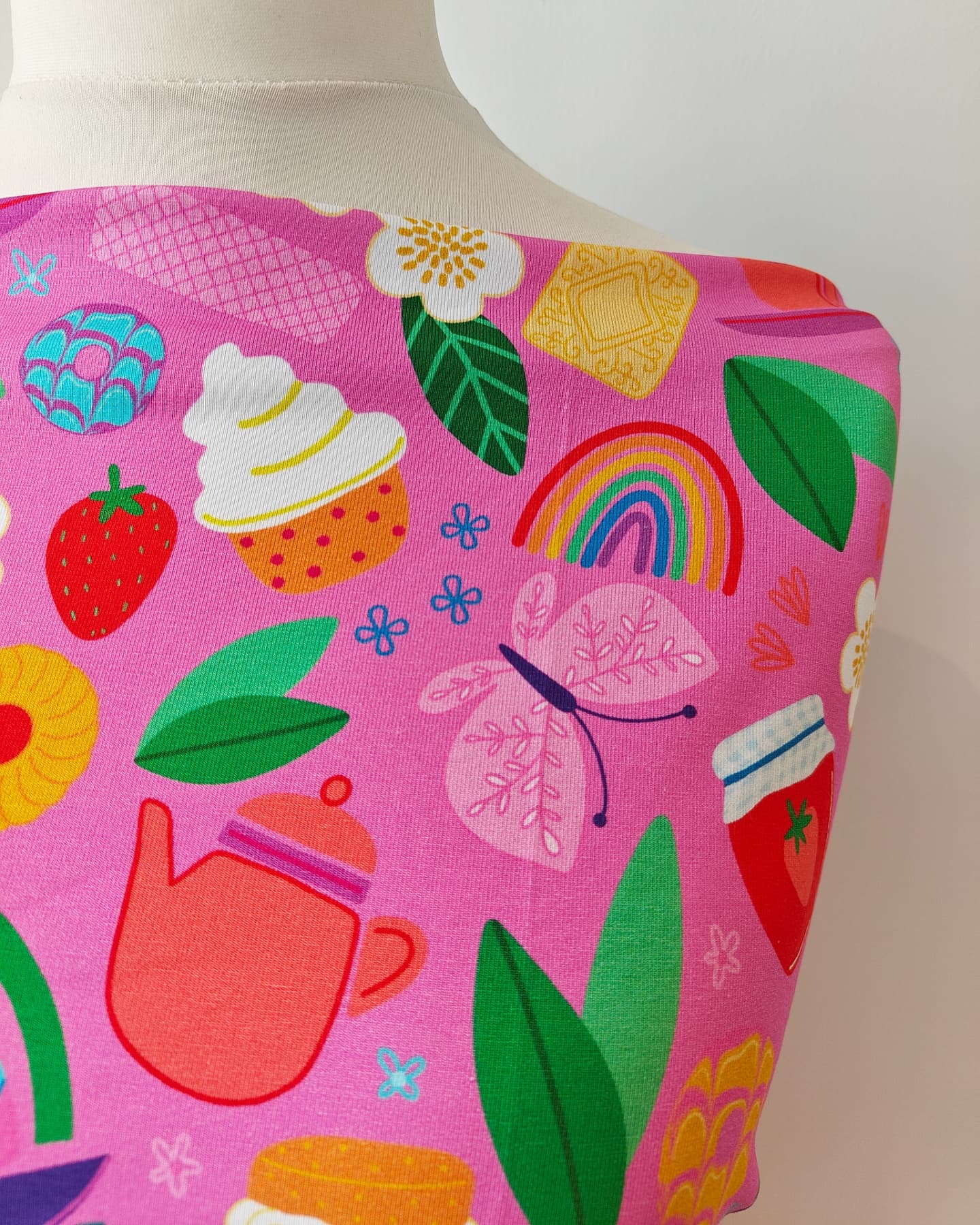 Hazeltjes Tea Time (Pink), organic jersey - Image 4