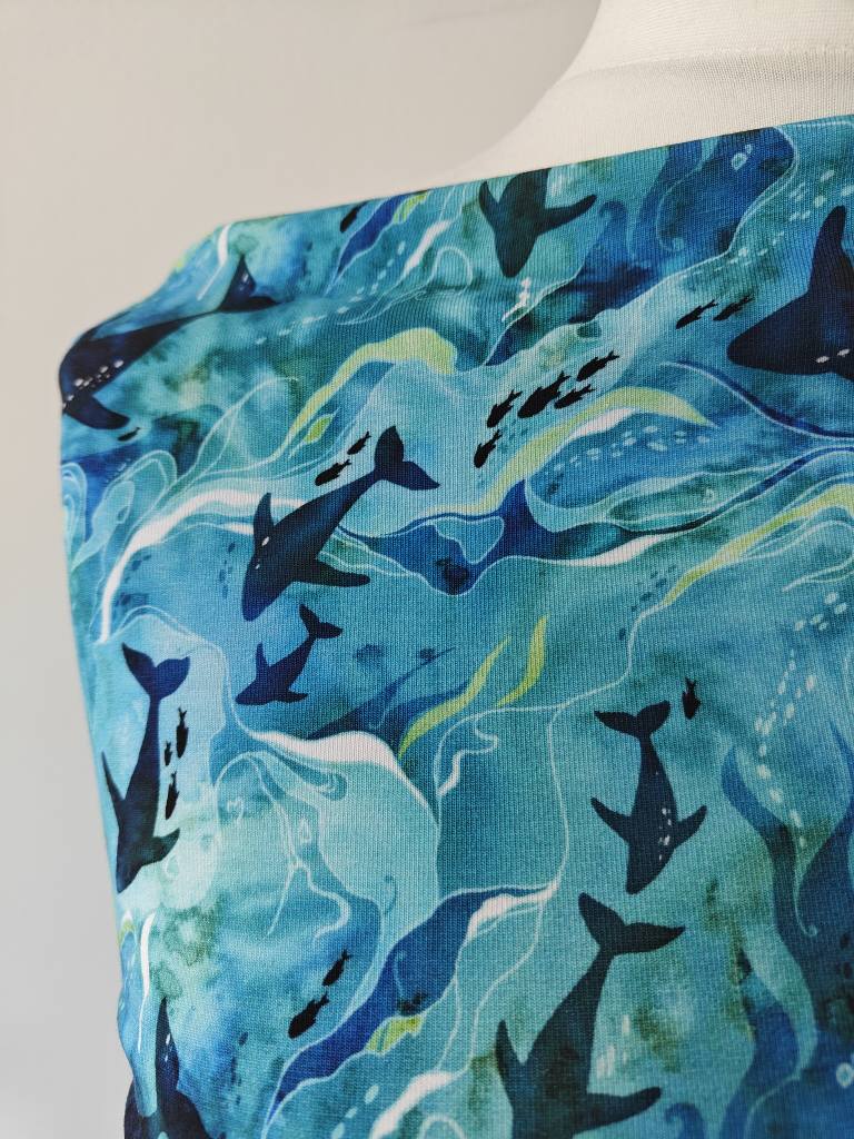 Hazeltjes Teeming Ocean Dolphines, organic jersey - Image 4