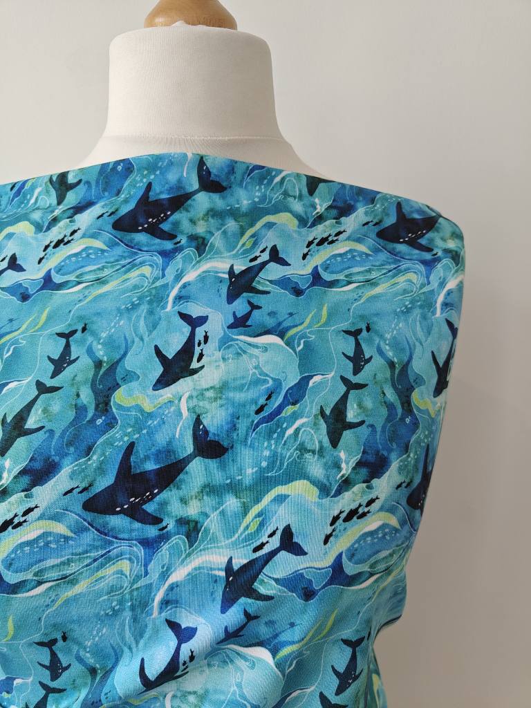 Hazeltjes Teeming Ocean Dolphines, organic jersey - Image 5